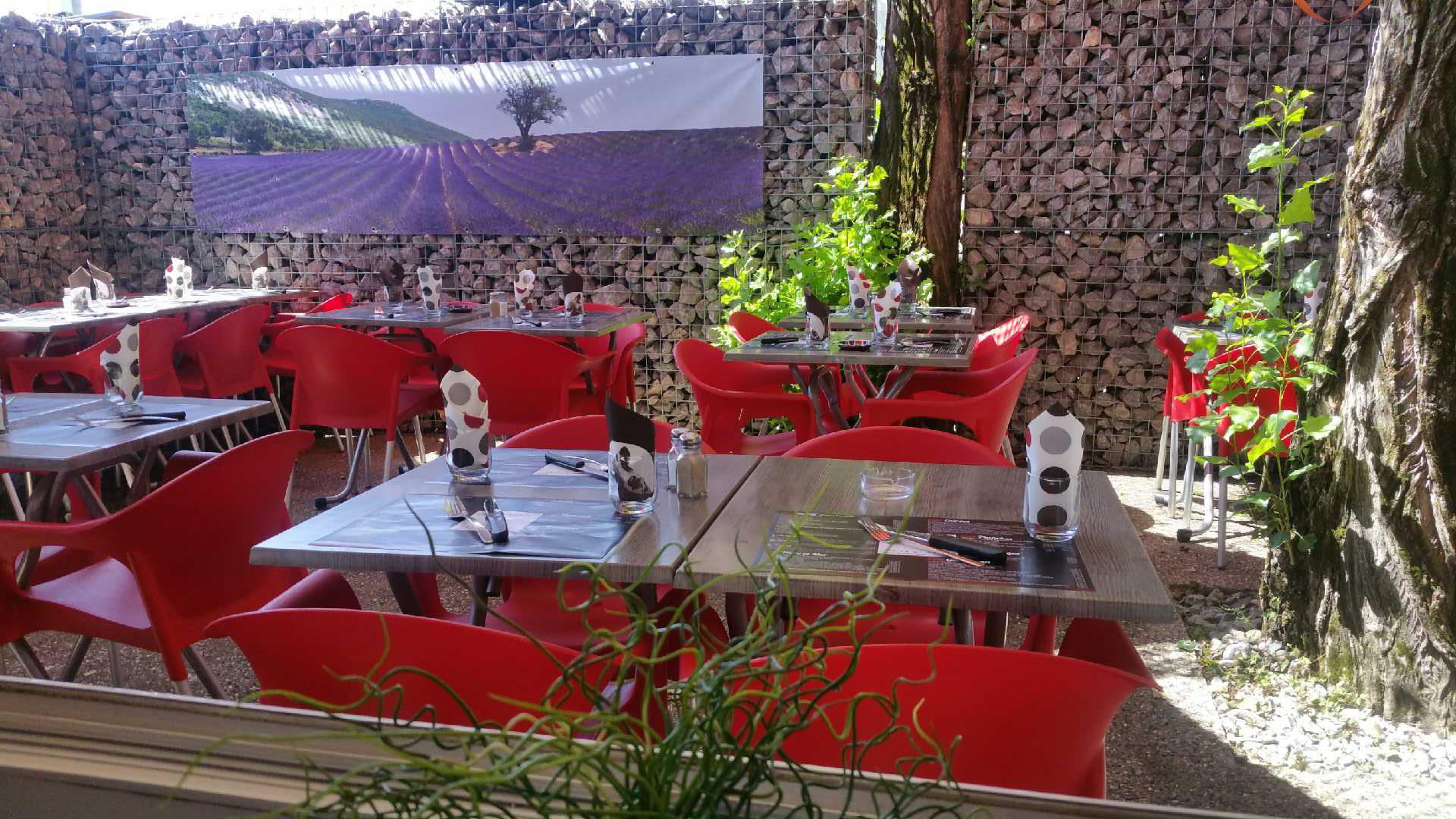 La terrasse ombragée de L'Atelier du Boucher à Corbas